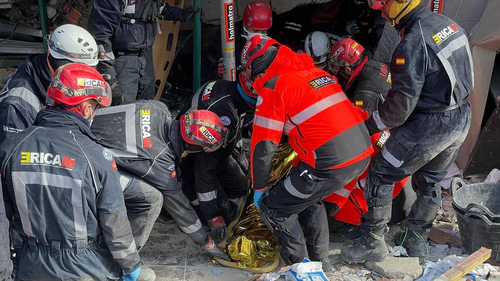 Bomberos de Madrid rescatan a un superviviente en Turquía