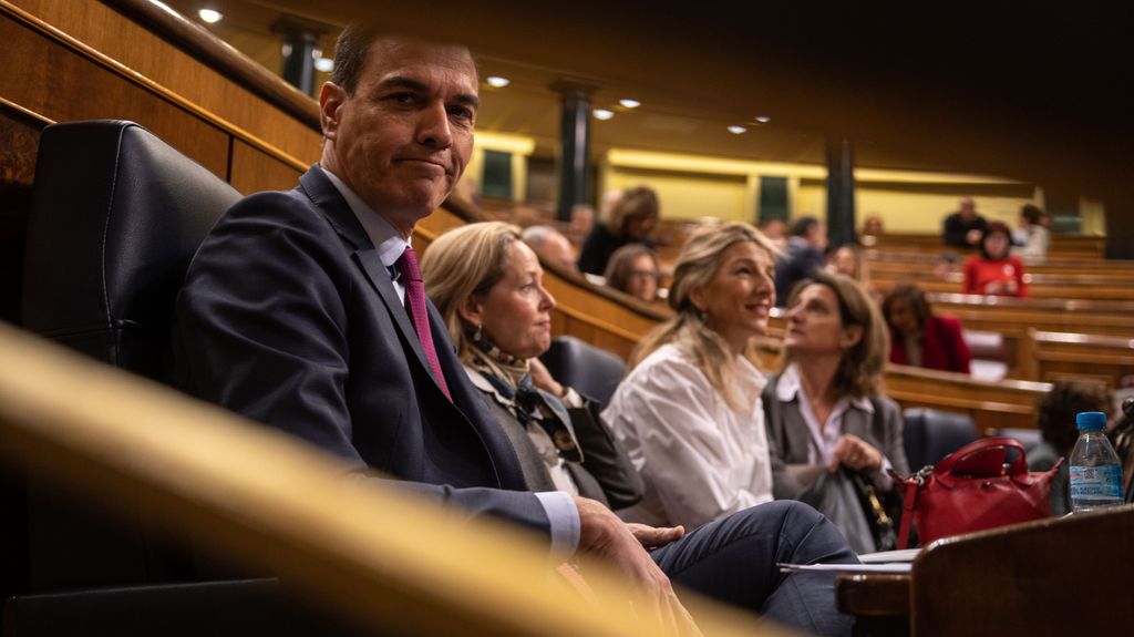 El presidente del Gobierno, Pedro Sánchez, asiste ayer a la primera sesión de control del año en el Congreso