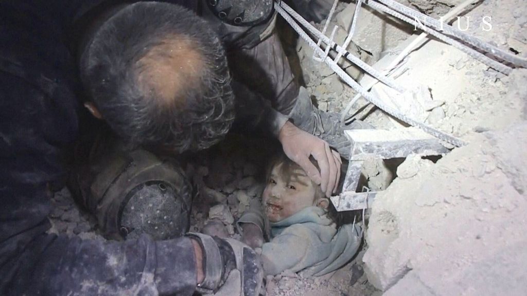 El trato psicológico a los niños atrapados bajo los escombros: "Las frases que les digan sus rescatadores van a acompañarles toda la vida"