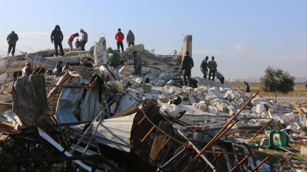 Fosas comunes y morgues improvisadas en Turquía y Siria tras el terremoto: la cifra de muertos sigue creciendo
