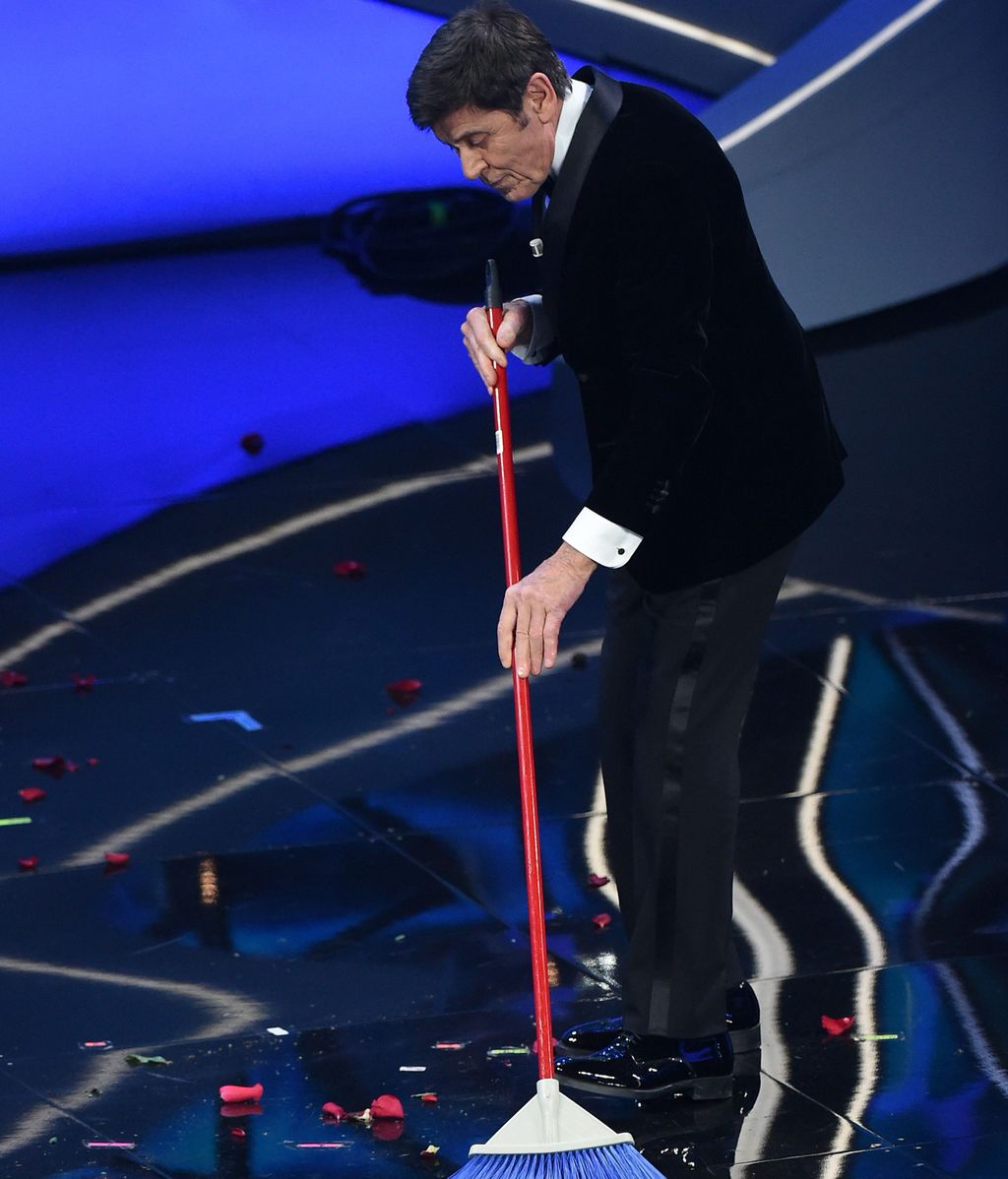 Gianni Morandi limpiando el escenario