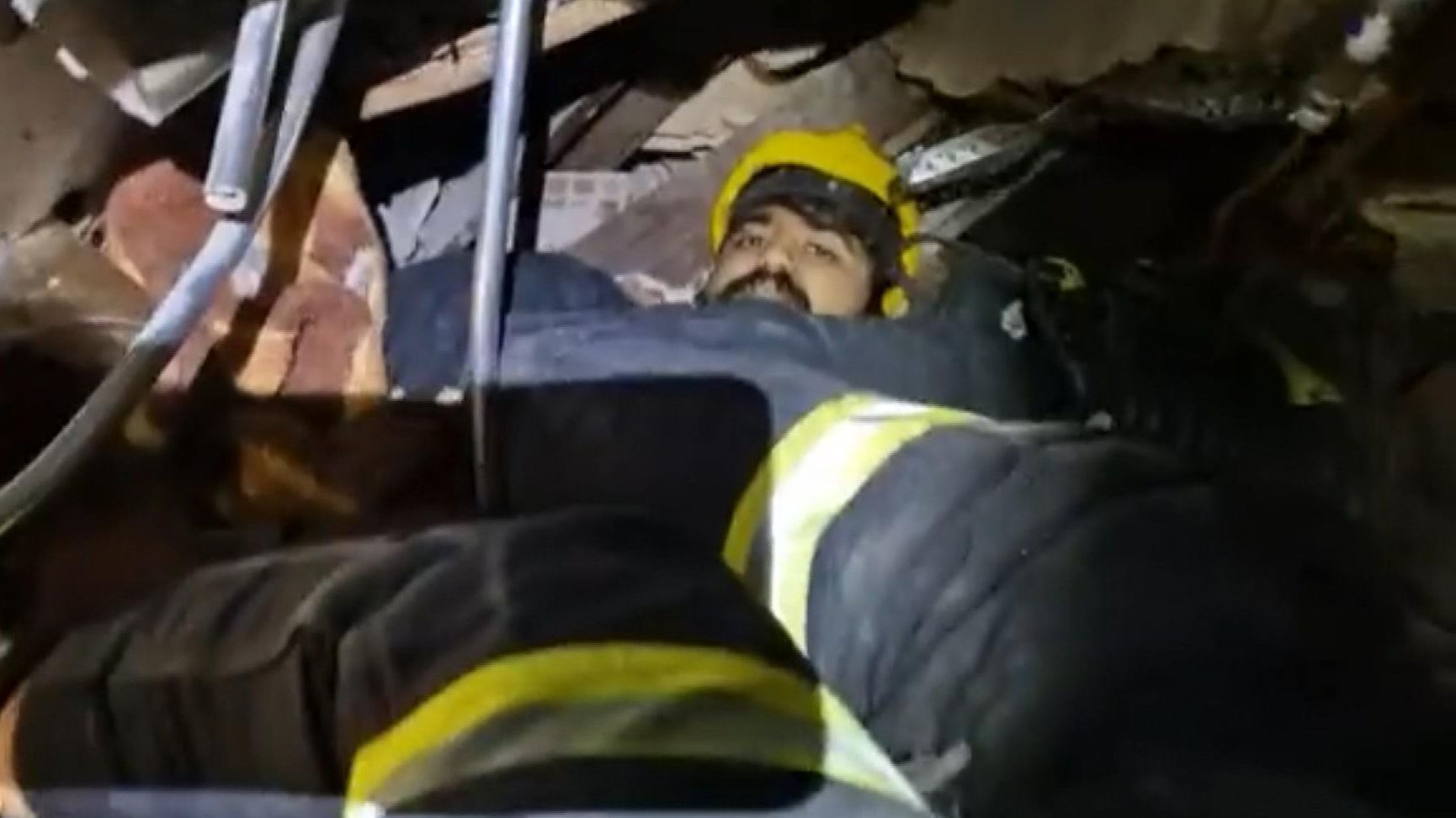 Bomberos valencianos rescatan a un joven turco de los escombros