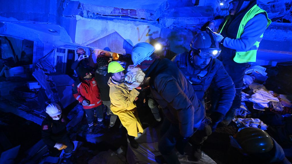 La búsqueda y rescate de supervivientes del terremoto continúan esta noche en Kahramanmaraş