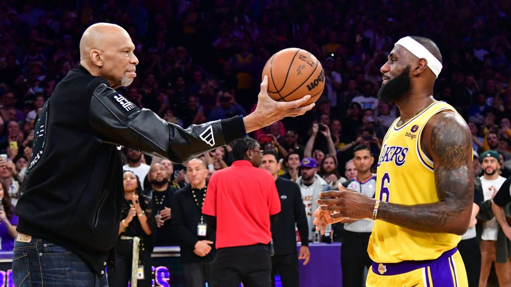 LeBron le da el relevo a Kareem: pulveriza el histórico récord de anotación en la NBA