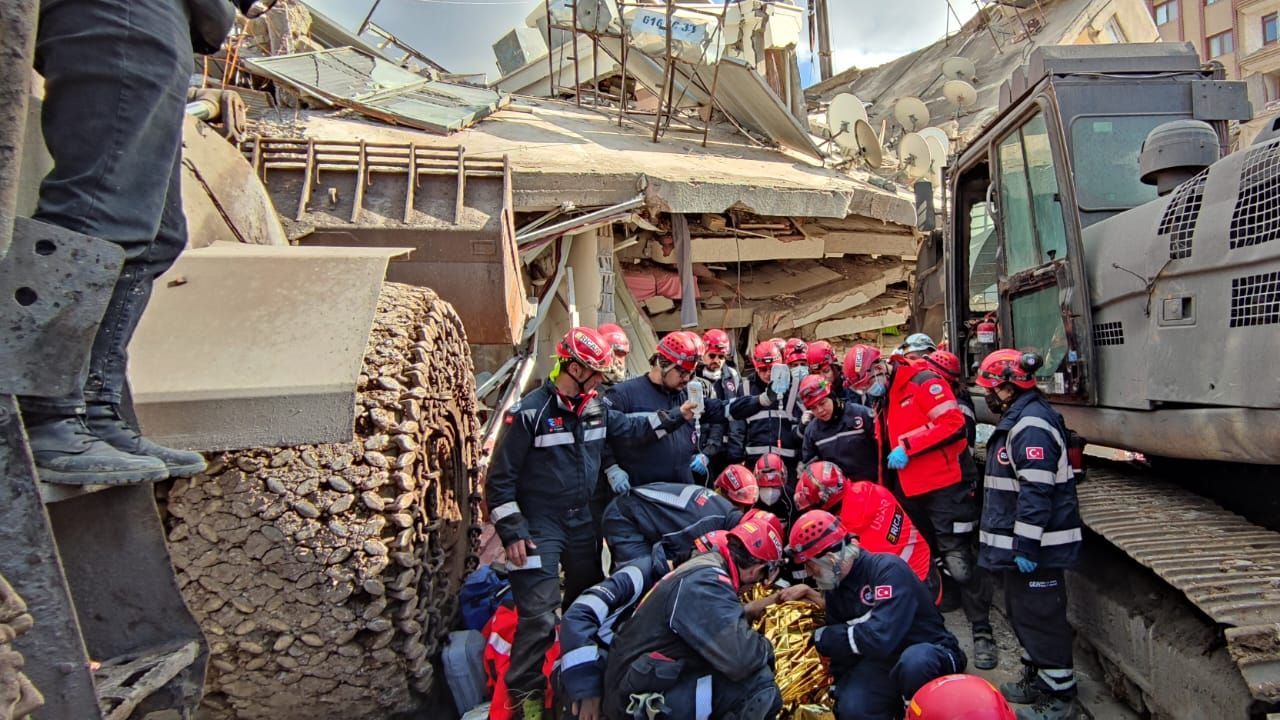 Los equipos españoles trabajan sin descanso en el rescate de supervivientes del terremoto en Turquía y Siria
