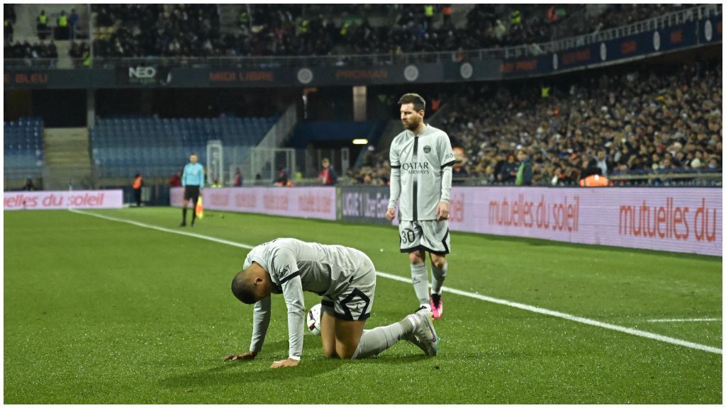 Mbappé lesionado en el suelo y Messi con la pelota