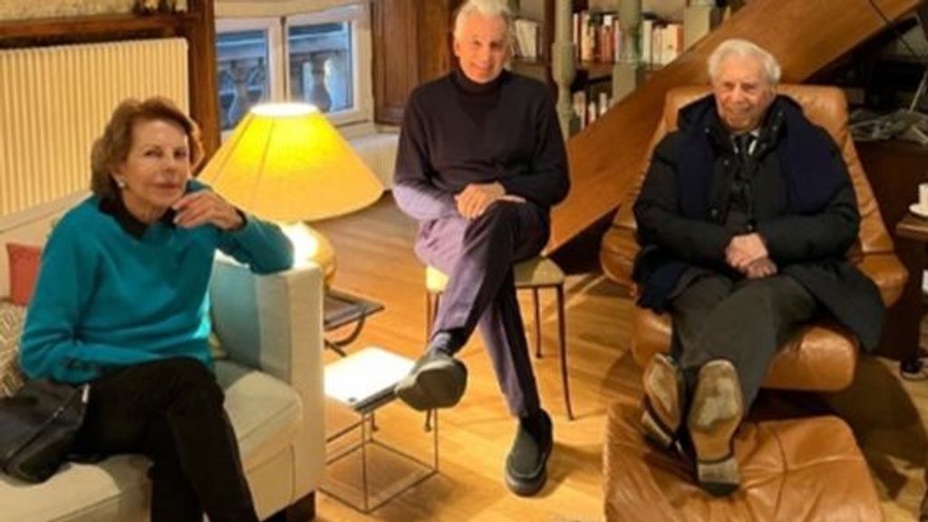 Patricia Llosa, Álvaro Vargas Llosa y Mario Vargas Llosa (París, 7 de febrero de 2023)