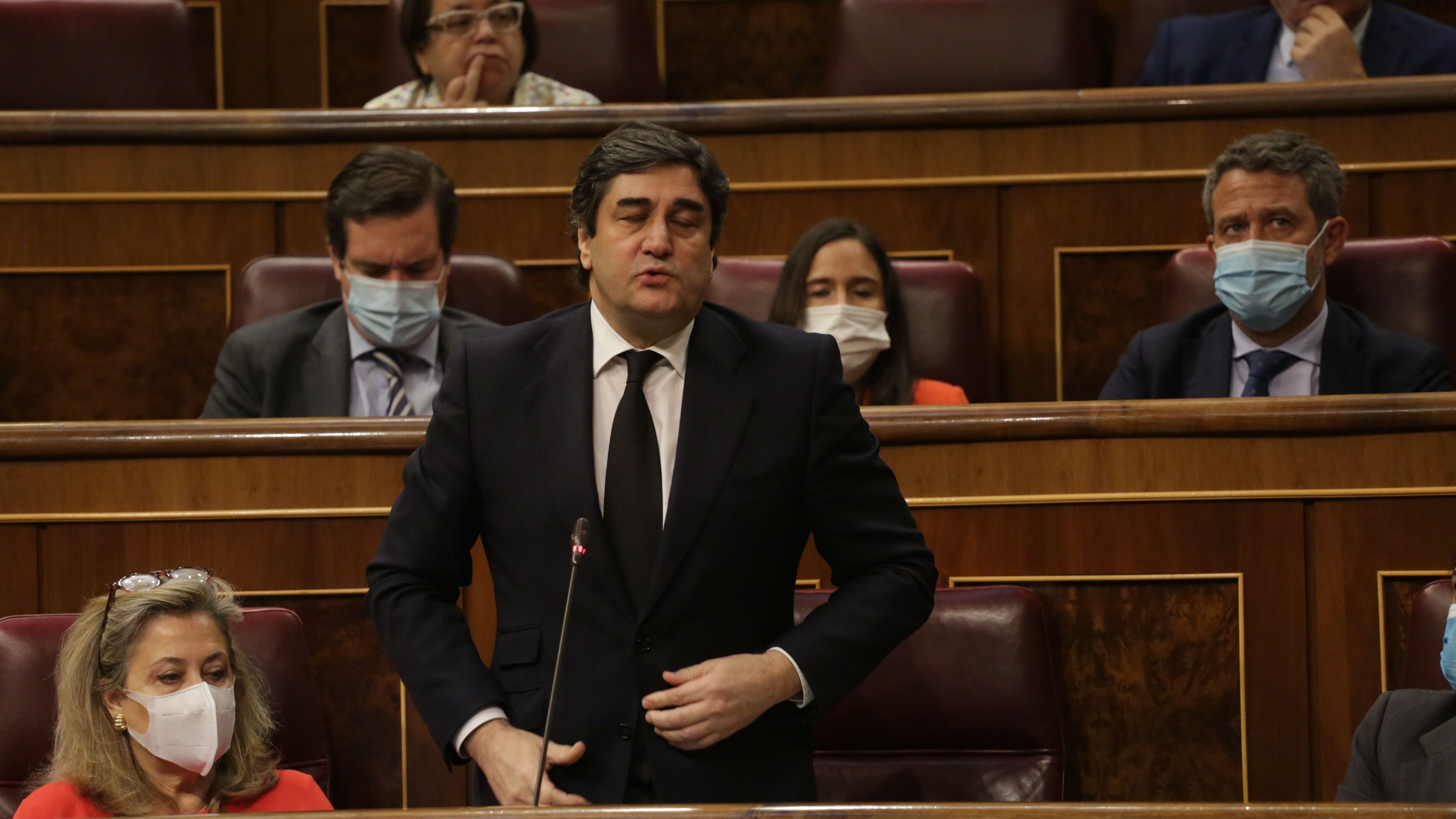 El diputado del PP, José Ignacio Echániz, le dice a Sánchez en el Congreso que "está muerto" y después matiza