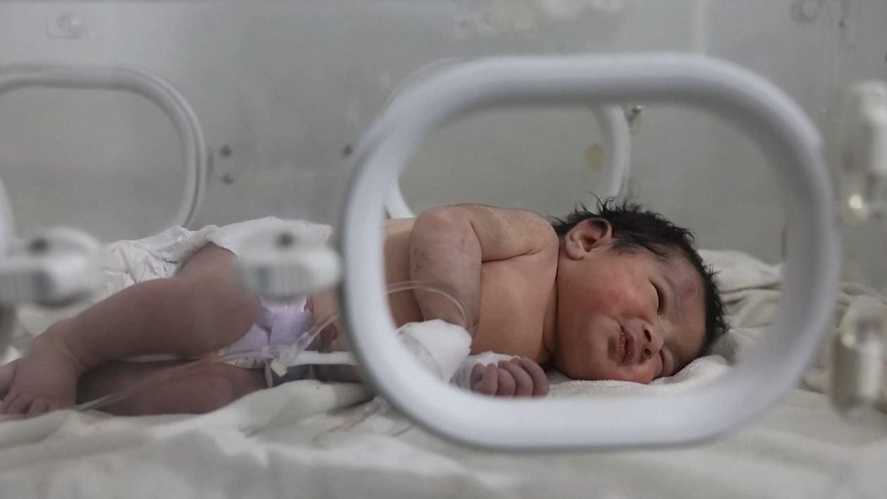 Recién nacida entre los escombros y con el cordón umbilical unido a su madre muerta: 'rescate milagro’ tras el terremoto