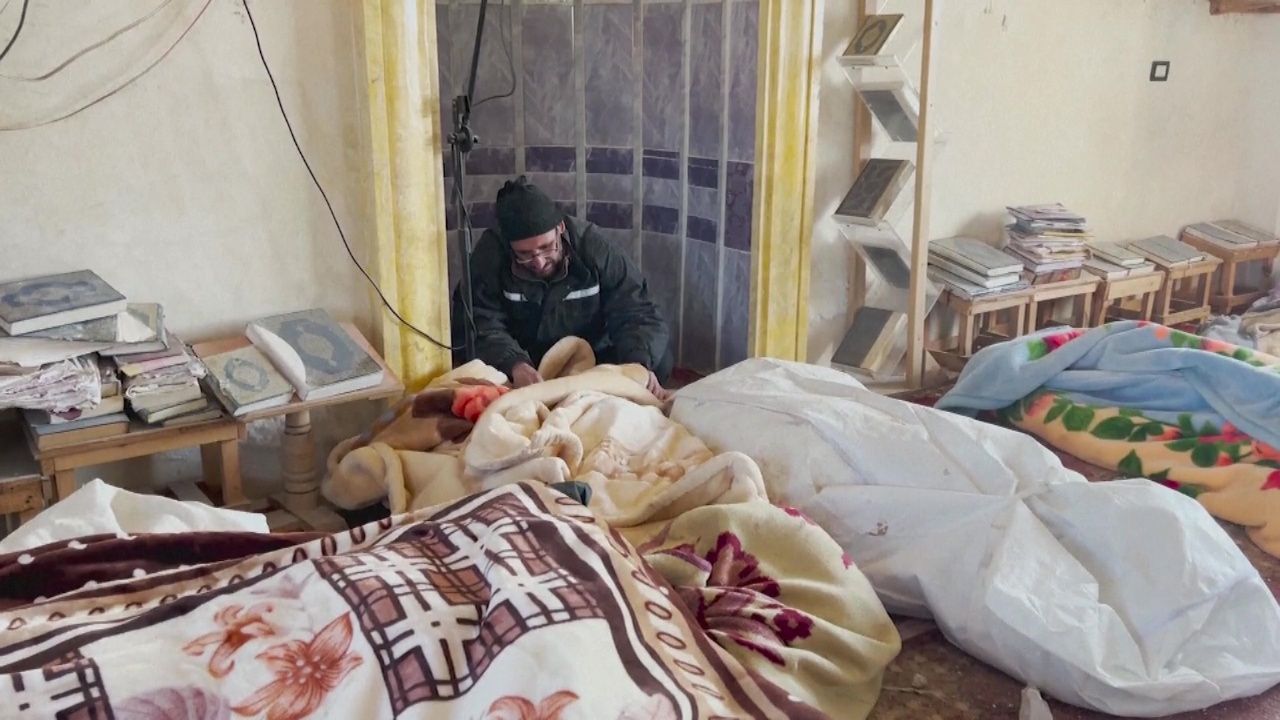 Siria recata casi en solitario a sus víctimas por el tereemoto