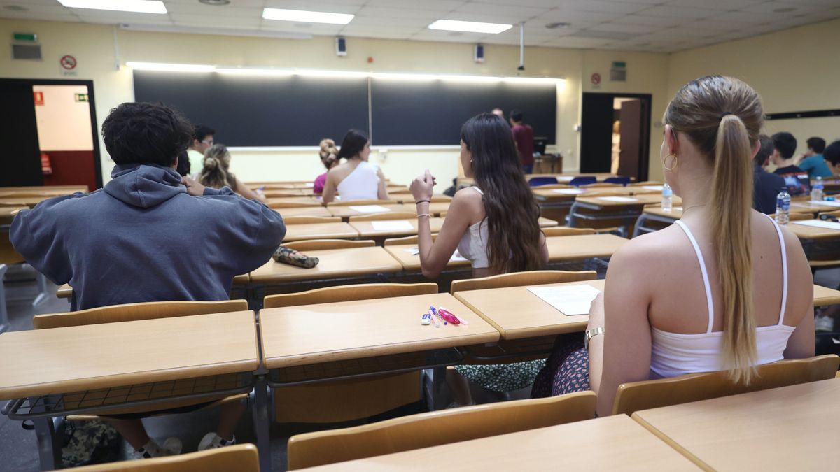 Un grupo de alumnos se preparan para la Evaluación para el Acceso a la Universidad (EvAU), en la Universidad Complutense de Madrid