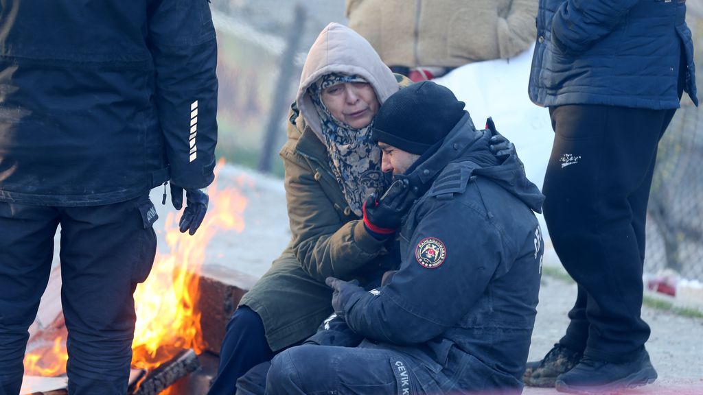 Un policía cuyos familiares están bajo los escombros llora mientras intentan rescatarlos en Kahramanmaraş