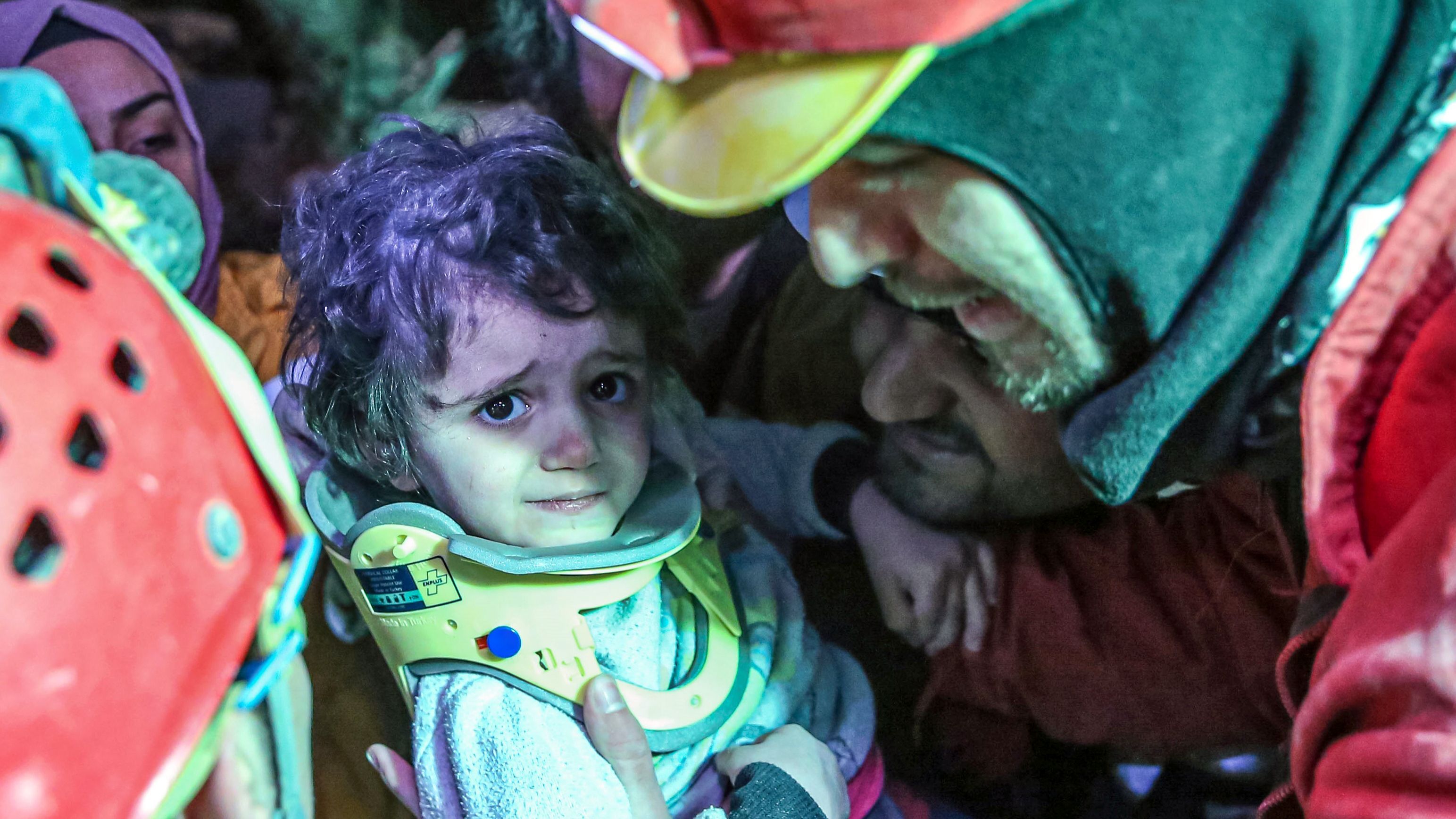 Los niños y bebés milagro rescatados tras horas bajo los escombros en Turquía y Siria