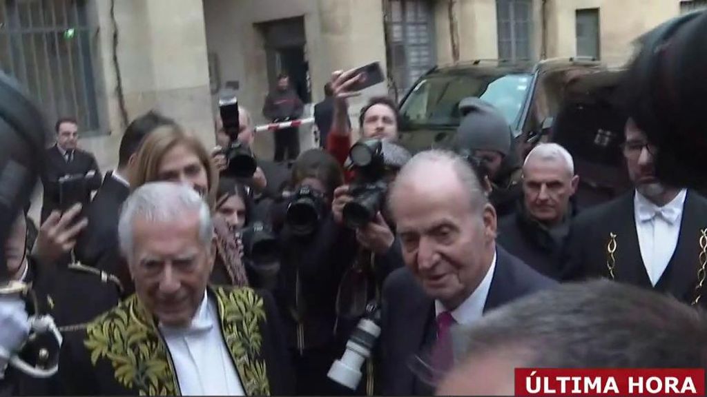 El Rey emérito reaparece “divinamente” en París junto a la Infanta Elena para arropar a Vargas Llosa