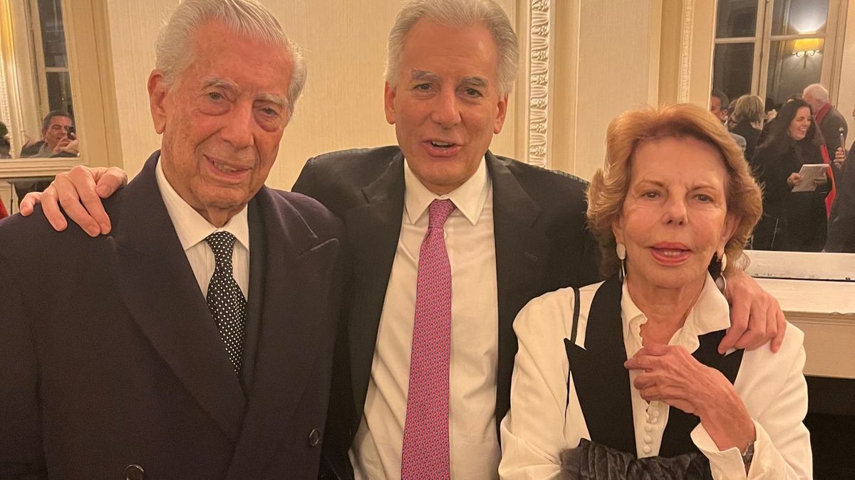 Álvaro Vargas Llosa, con sus padres Mario y Patricia