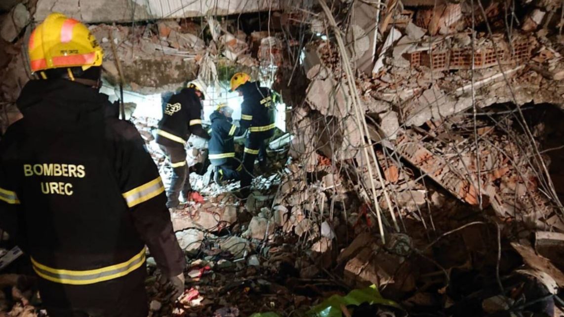 Los Bomberos valencianos rescatan a una niña de 12 años y a su padre entre los escombros del terremoto de Turquía