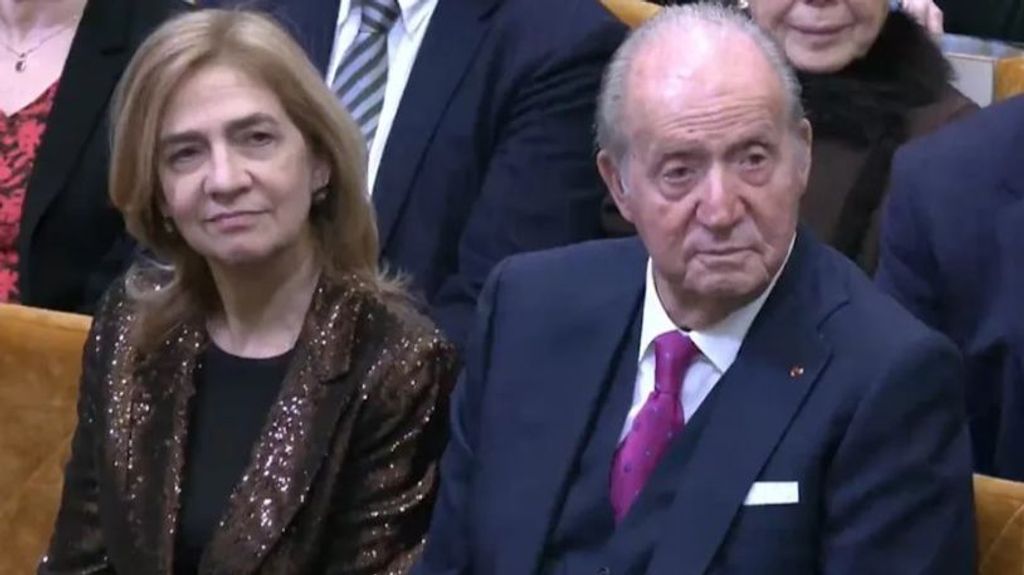 Primeras imágenes del rey emérito en el acto de ingreso de su amigo Mario Vargas Llosa en la Academia Francesa