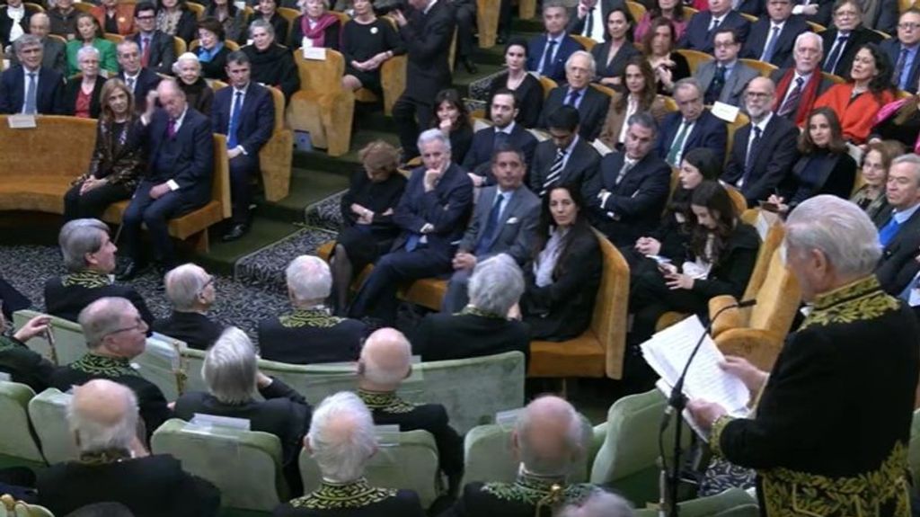 El rey Juan Carlos I y la infanta Cristina, escuchando el discurso de Mario Vargas Llosa
