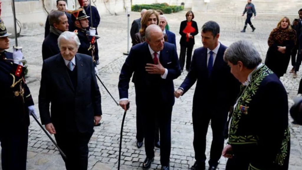 El rey Juan Carlos, llegando al acto de Mario Vargas Llosa por su ingreso en la Academia Francesa