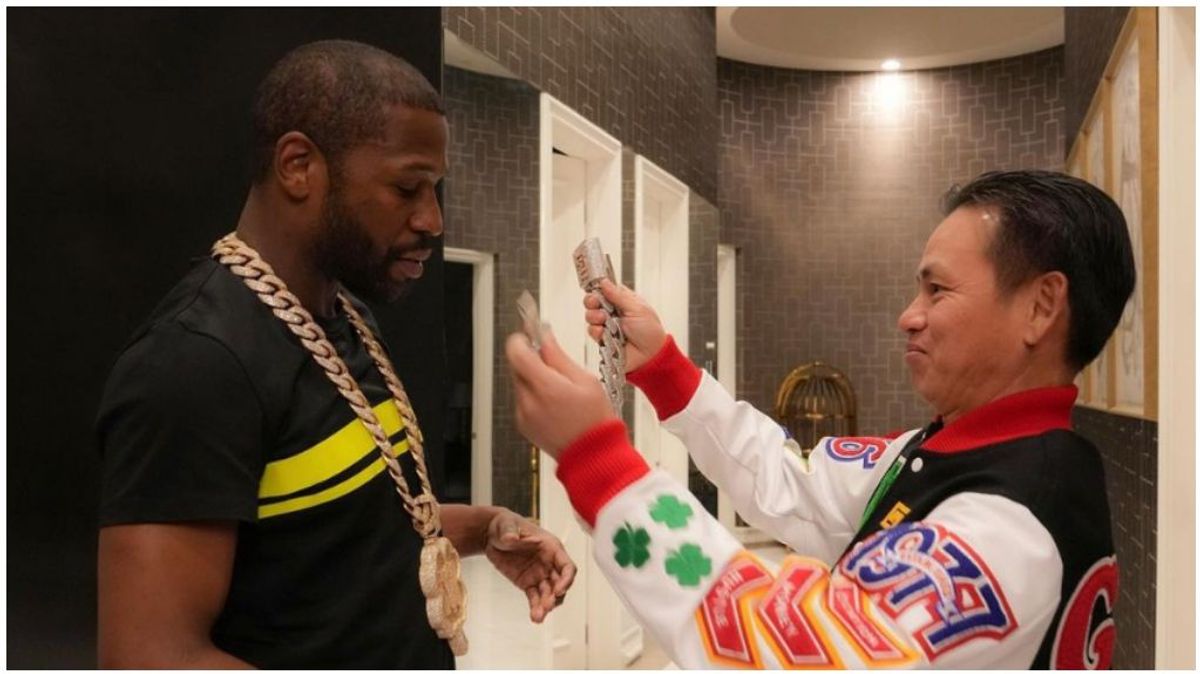 Floyd Mayweather poniéndose el nuevo collar Floyd Mayweather poniéndose el nuevo collar