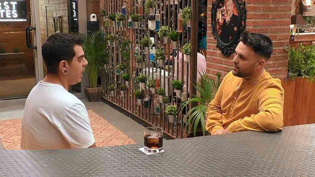 Iván y Víctor durante su cita en 'First Dates'