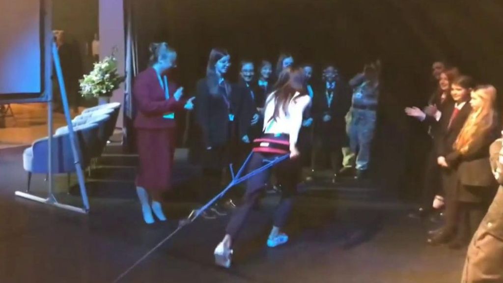 Kate Middleton demuestra sus dotes físicas y arrastra con un arnés dos pesados neumáticos en un escenario