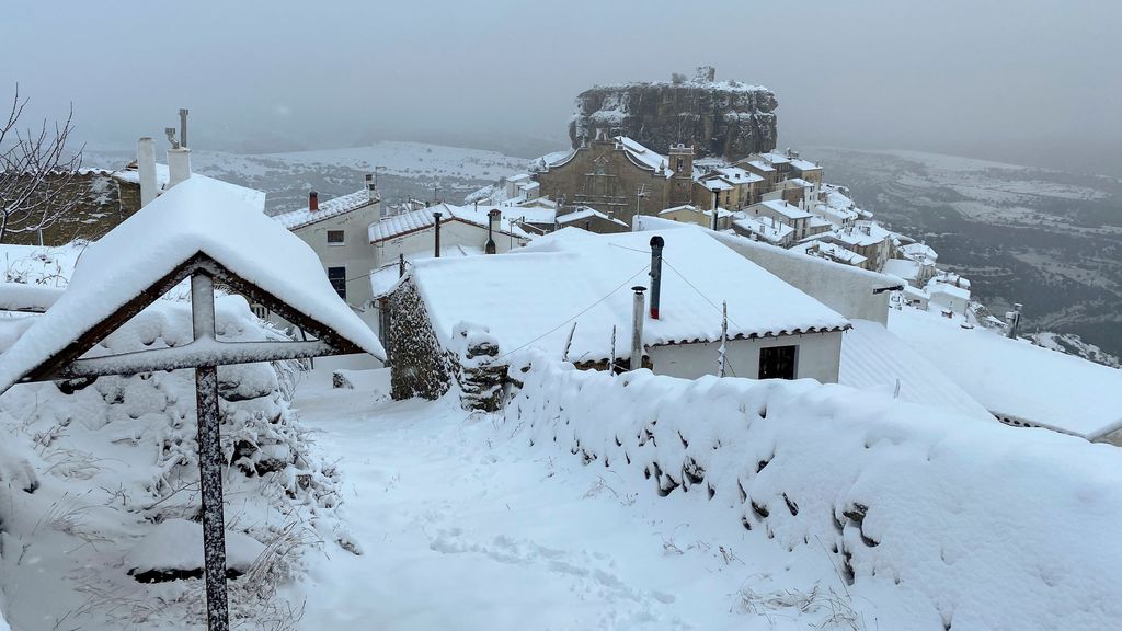 La borrasca Isaack deja pueblos completamente blancos y playas engullidas por el mar