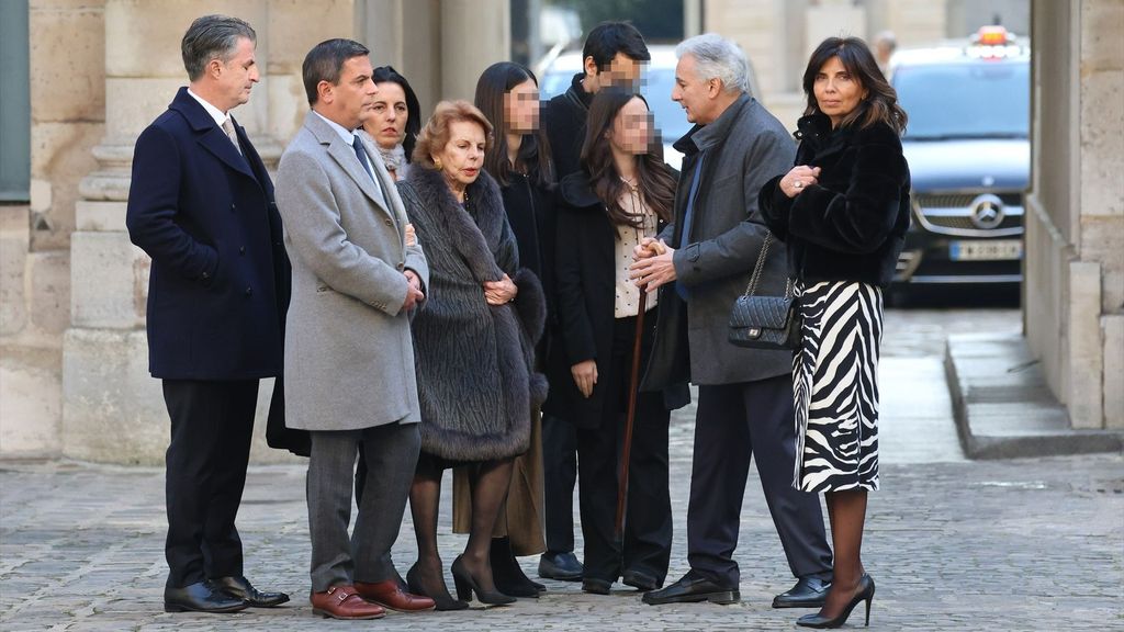 La exmujer y demás familia de Mario Vargas Llosa espera antes del acto de ingreso del escritor en la Academia Francesa