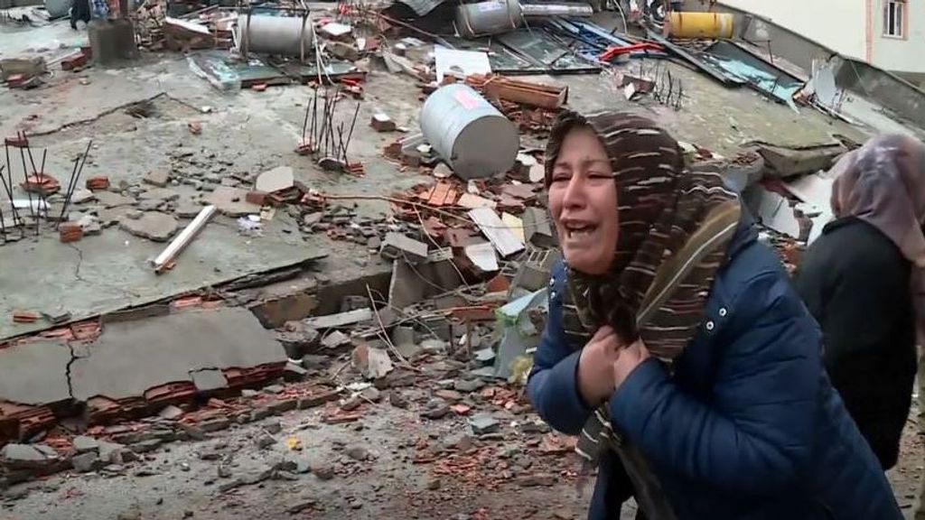 La furia de los supervivientes del terremoto de Turquía al dormir tres días al raso