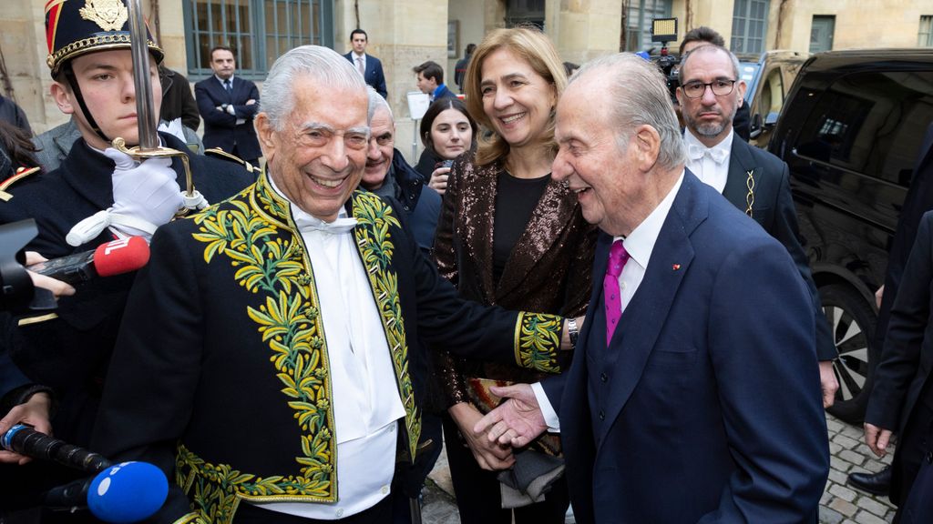 Mario Vargas Llosa, junto al rey Juan Carlos y la infanta Cristina durante su acto de ingreso en la Academia Francesa