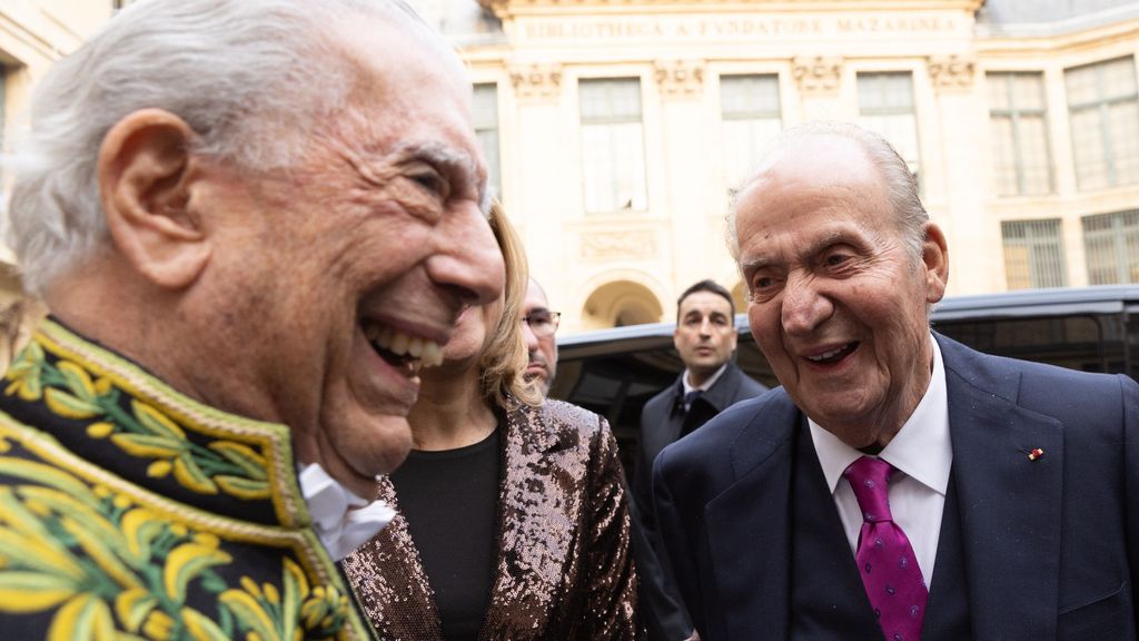 Mario Vargas Llosa y el rey Juan Carlos, tras el discurso de la Academia Francesa