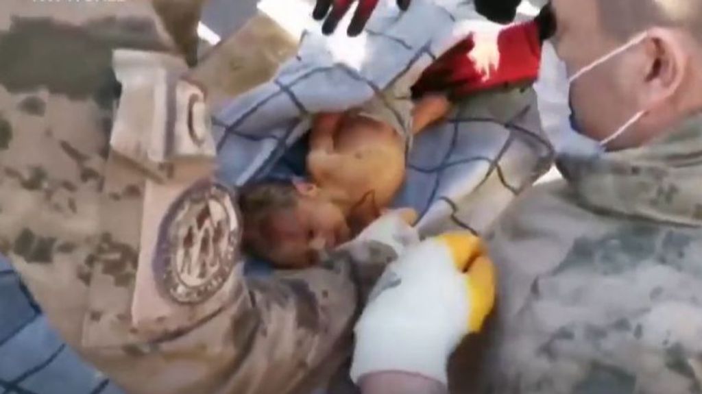 Rescatan a un bebé recién nacido tras permanecer más de 50 horas bajo los escombros del terremoto de Turquía