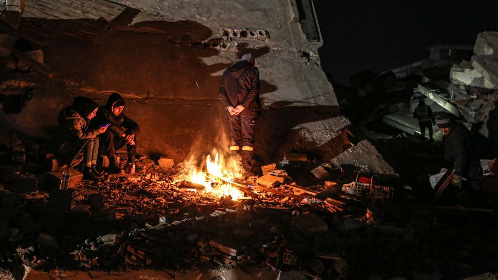 Sin hogar, sin consuelo y alrededor de las fogatas: el estado de muchos supervivientes del terremoto en Turquía y Siria