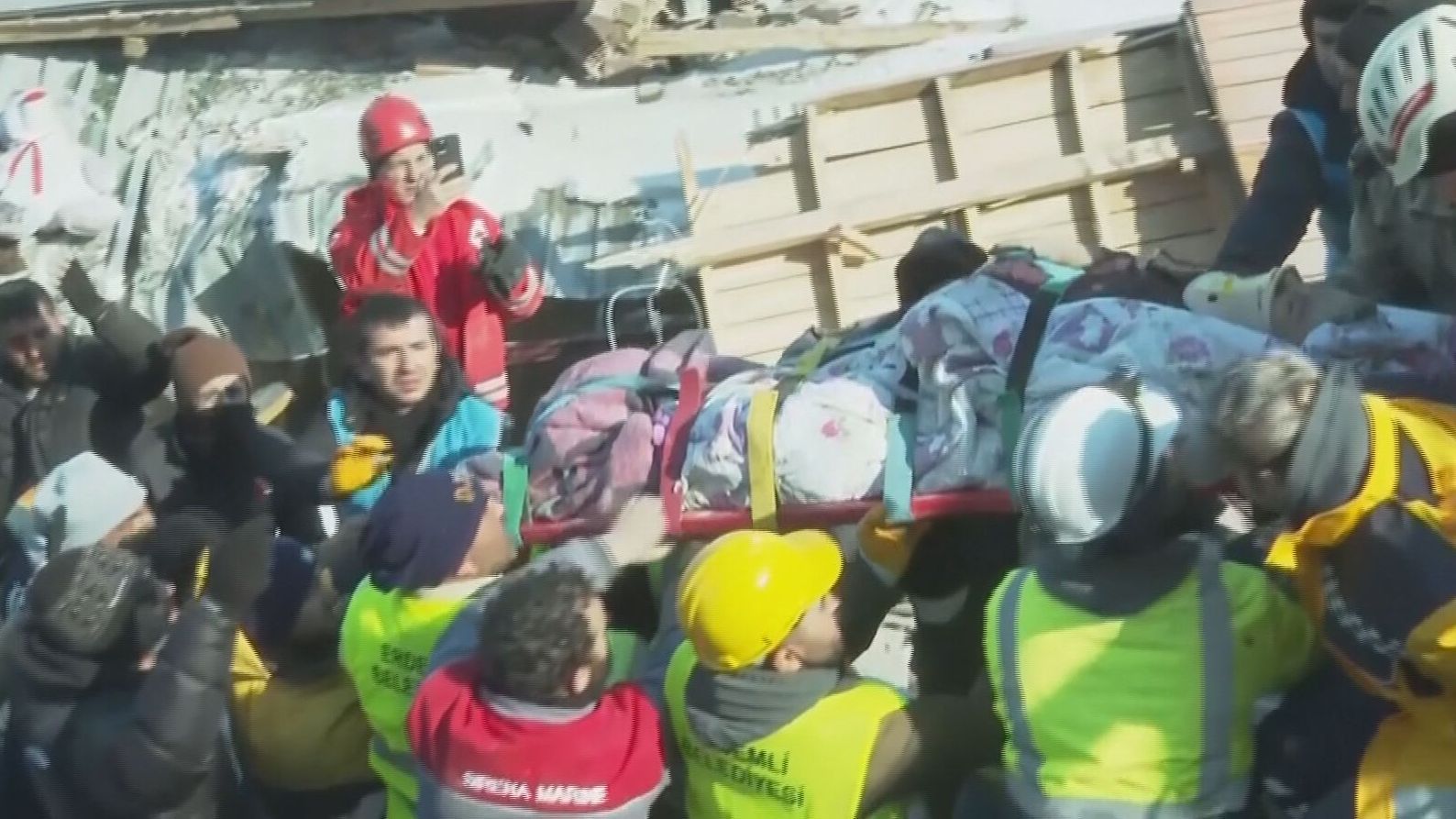 El rescate de una anciana en Turquía tras más de 72 horas bajo los escombros