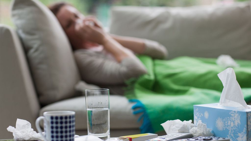 Una mujer se recupera de síntomas asociados a la gripe