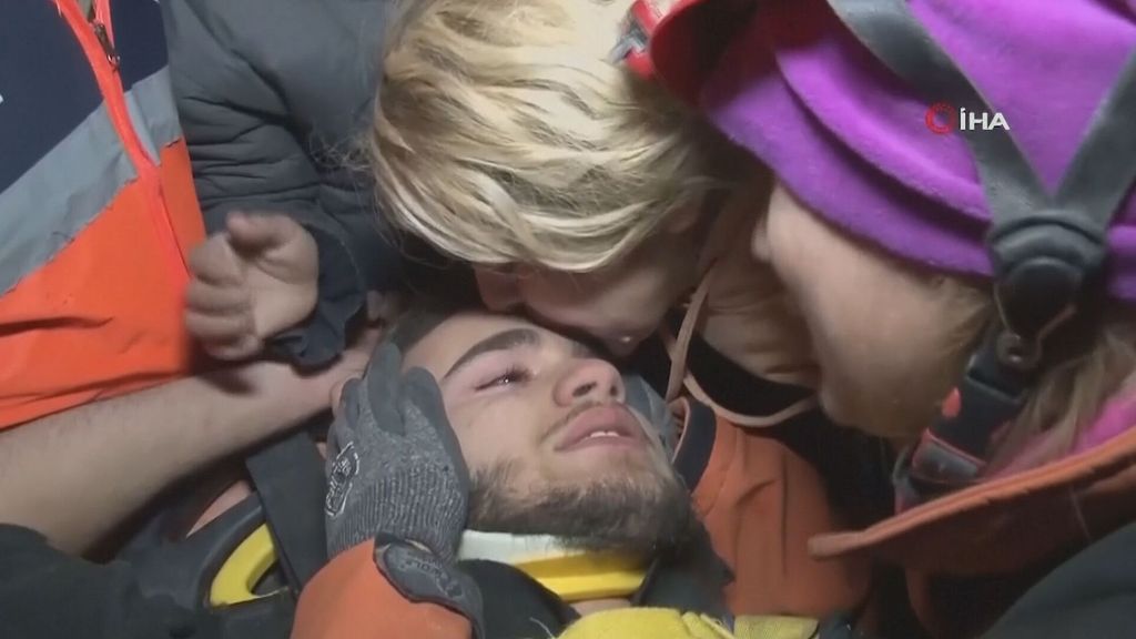 Aplausos y lágrimas al rescatar con vida a Adnan, tras 94 horas sepultado en Turquía