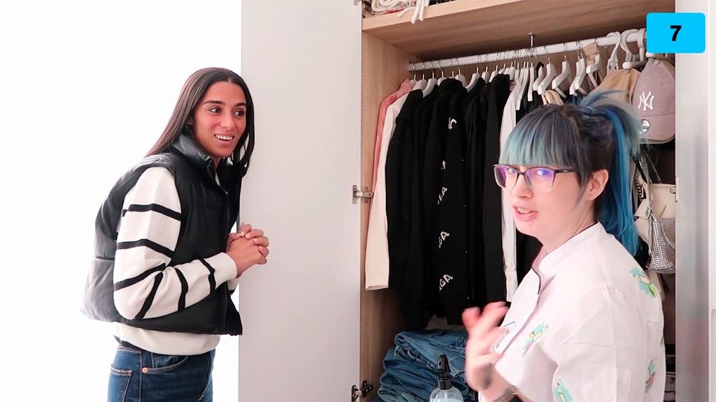 Claudia Martínez enseña su desordenado vestidor y saca una de sus prendas más caras