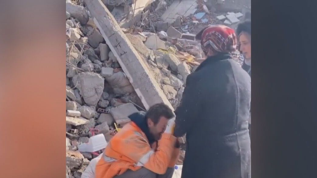 El llanto desesperado de un rescatista por no poder llegar hasta las víctimas del terremoto en Turquía y Siria