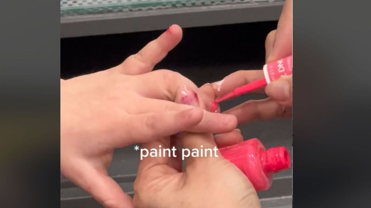 El niño se pintó las uñas de rosa