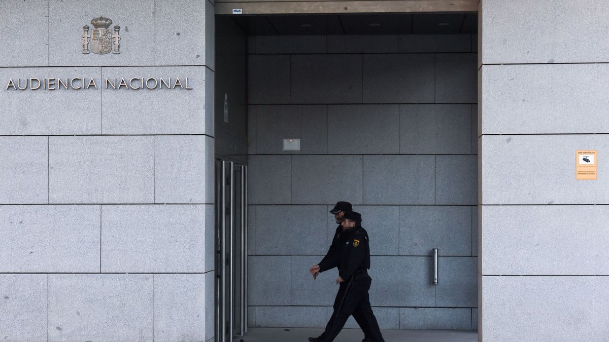 EuropaPress 4949540 dos agentes policia caminan audiencia nacional 27 enero 2023 madrid espana EuropaPress 4949540 dos agentes policia caminan audiencia nacional 27 enero 2023 madrid espana