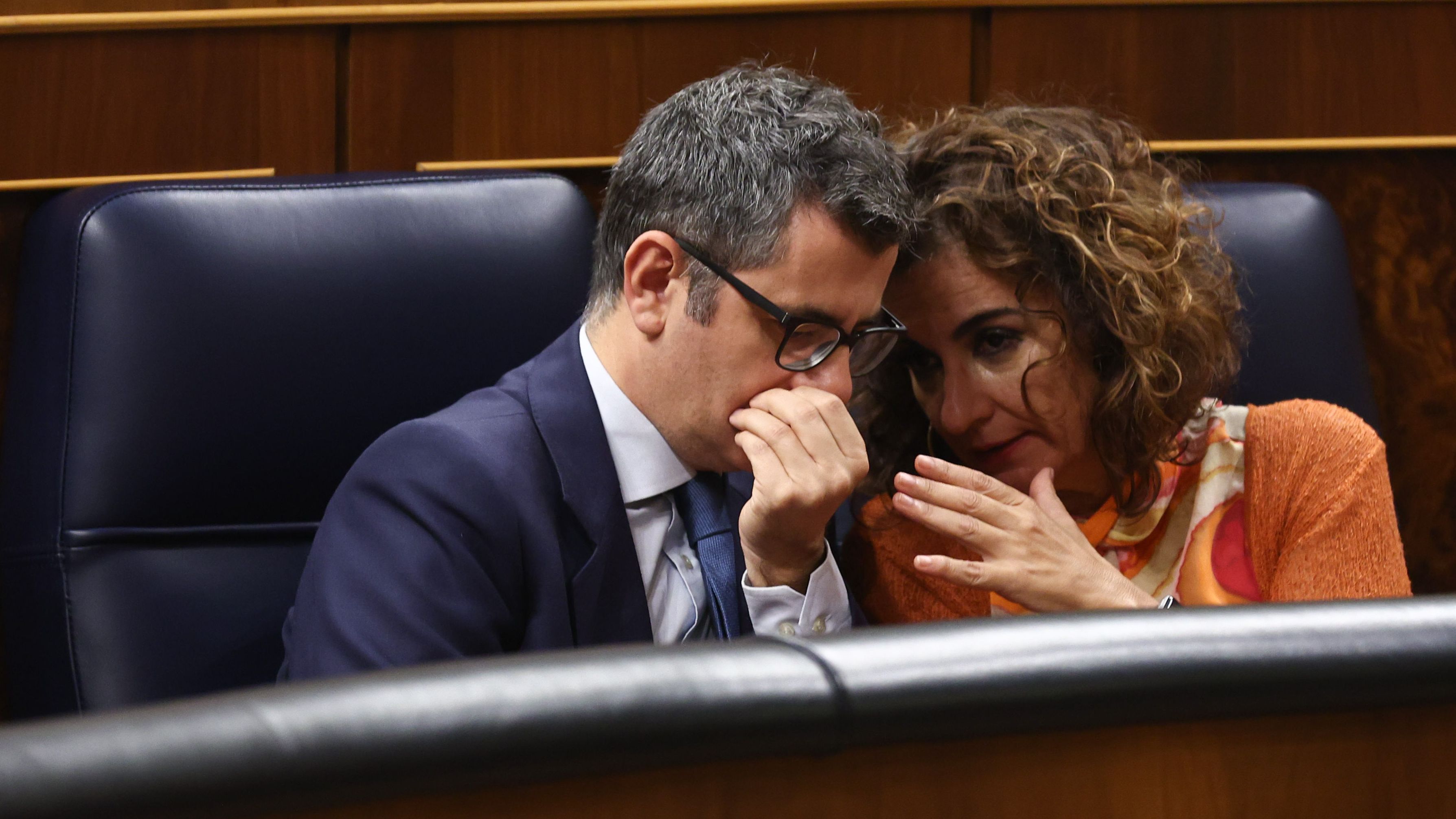 Félix Bolaños y María Jesús Montero en el banzo azul del Congreso