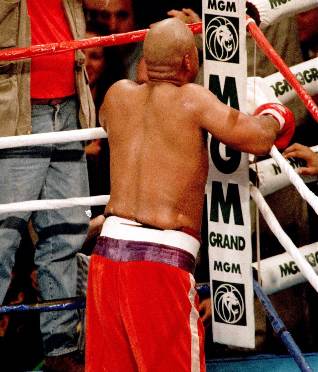George Foreman se arrodilla y reza en un rincón después de que el árbitro declarara noqueado al oponente Michael Moorer en el 10º asalto en Las Vegas, Nevada, el sábado 5 de noviembre de 1994