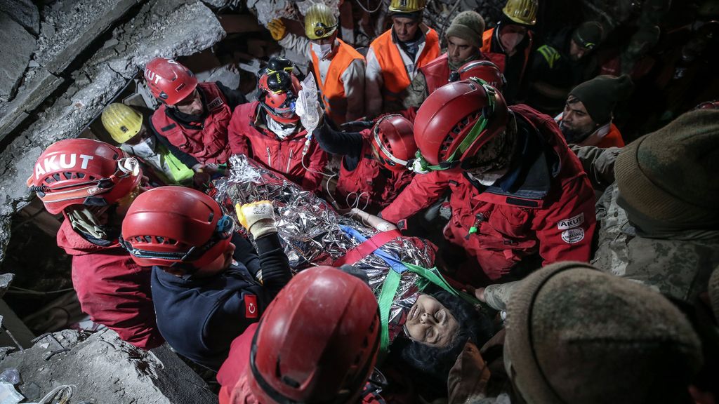 Hulya Bayrak, una mujer de Hatay, es rescatada de los escombros 116 horas después de los terremotos