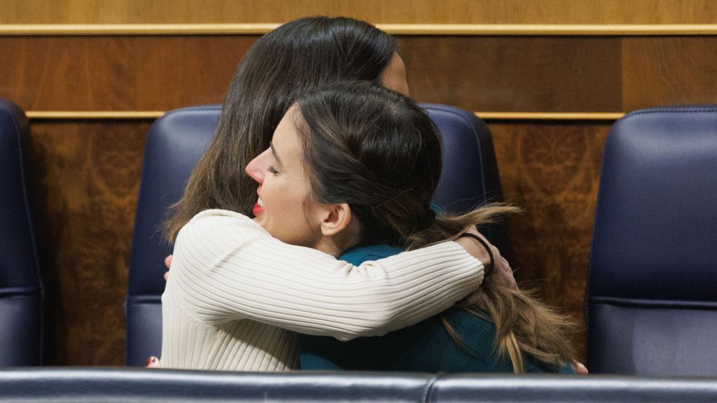 Ione Belarra e Irene Montero se abrazan tras aprobar le ley de bienestar animal