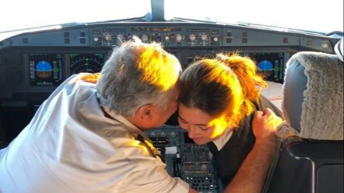 Javier Gomis y su hija María, la jubilación del piloto el día que su hija afronta un vuelo largo