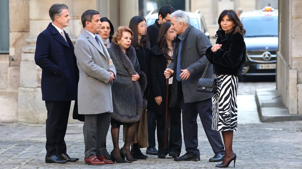 La familia de Vargas Llosa acompañaba al escritor en su ingreso en la Academia Francesa