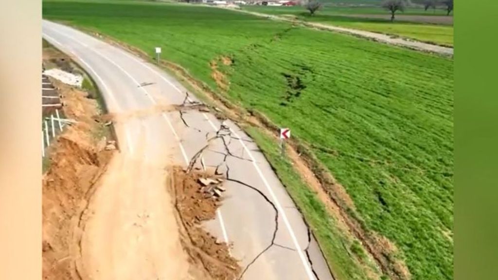 Las enormes grietas que dejaron los terremotos en Turquía y Siria: una falla de kilómetros a vista de dron