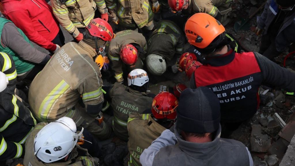 Los rescatistas siguen salvando vidas entre los escombros: supervivientes resisten más de 100 horas después del terremoto
