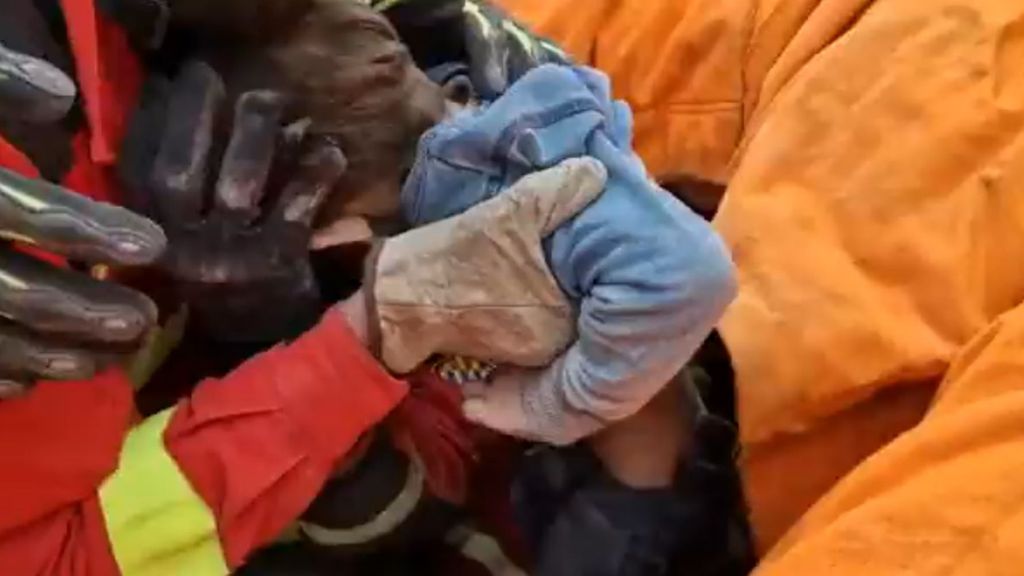 Militares de la UME rescatan con vida a dos niños y su madre cinco días después del terremoto en Turquía