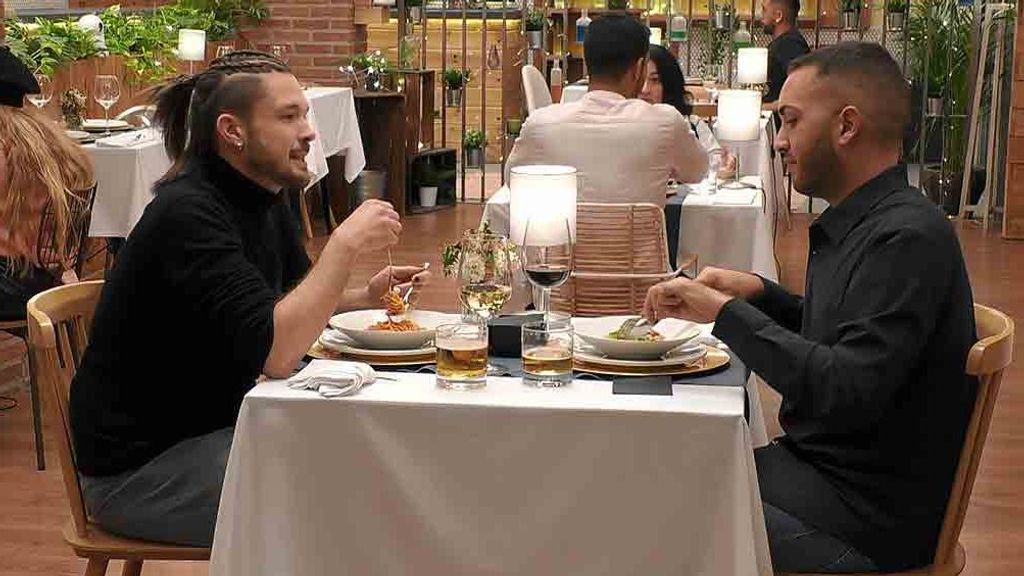 Roberto y Chemi durante su cita en 'First Dates'